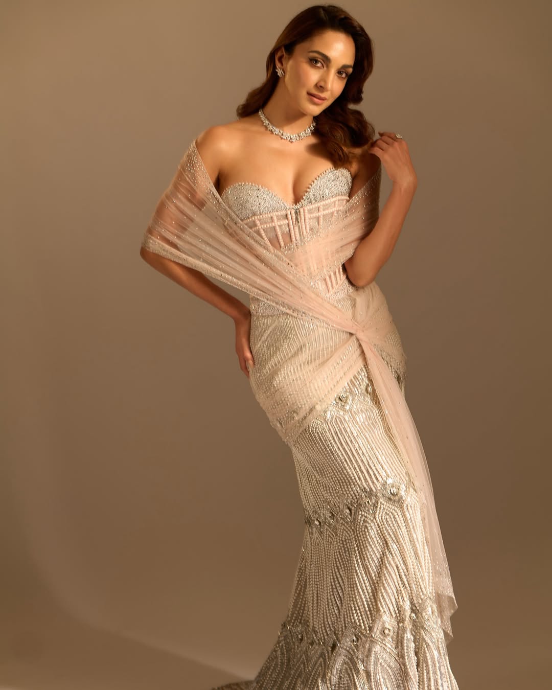 𝗞𝗶𝗮𝗿𝗮 𝗔𝗱𝘃𝗮𝗻𝗶 𝗶𝗻 𝗧𝗮𝗿𝘂𝗻 𝗧𝗮𝗵𝗶𝗹𝗶𝗮𝗻𝗶Kiara is wearing the all-over pearl embroidered signature concept saree with an intricately detailed stone studded border which is paired with a fo